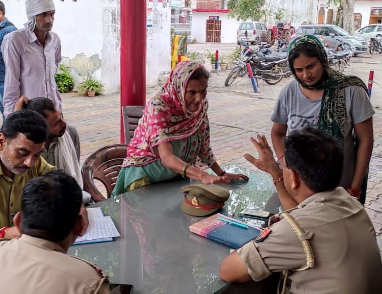 बड़ौत कोतवाली में आरोपी की गिरफ्तारी की मांग करती हत्यारोपी की मां बड़ौत कोतवाली में आरोपी की गिरफ्तारी की मांग करती हत्यारोपी की मां