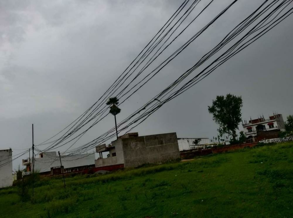 चांदपुर कॉलोनी में बांस बल्ली के सहारे पर लटकता बिजली का तार। संवाद चांदपुर कॉलोनी में बांस बल्ली के सहारे पर लटकता बिजली का तार। संवाद