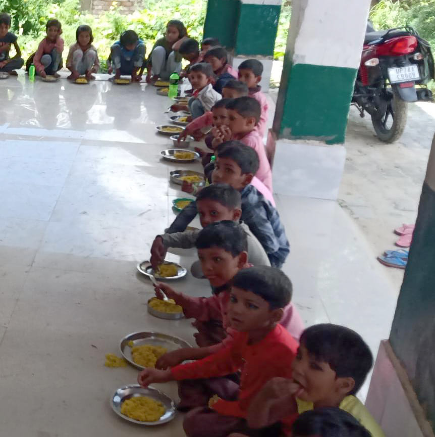 फोटो:05: तालग्राम क्षेत्र के प्राथमिक स्कूल चचियापुर में तहरी खाते छात्र-छात्राएं।संवाद फोटो:05: तालग्राम क्षेत्र के प्राथमिक स्कूल चचियापुर में तहरी खाते छात्र-छात्राएं।संवाद
