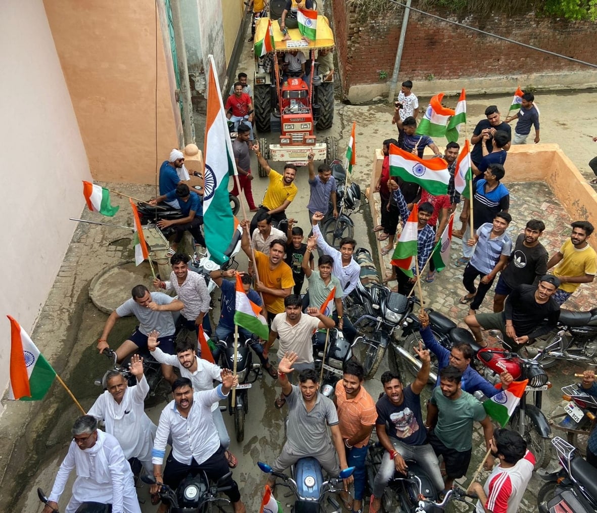फतेहपुर पुट्ठी गांव मे तिरंगा यात्रा निकालते ग्रामीण फतेहपुर पुट्ठी गांव मे तिरंगा यात्रा निकालते ग्रामीण