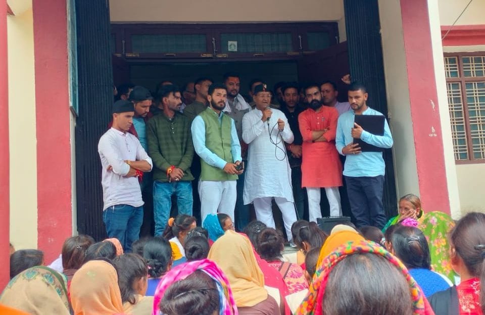 गुरुड़ाबांज तहसील में छात्र-छात्राओं और लोगों को संबोधित करते विधायक मोहन सिंह मेहरा। संवाद गुरुड़ाबांज तहसील में छात्र-छात्राओं और लोगों को संबोधित करते विधायक मोहन सिंह मेहरा। संवाद
