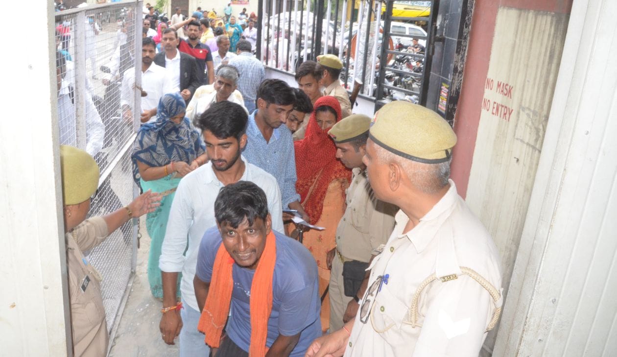 हापुड़। बुधवार को कचहरी में आने वाले लोगों की चेकिंग करते पुलिसकर्मी ।संवाद हापुड़। बुधवार को कचहरी में आने वाले लोगों की चेकिंग करते पुलिसकर्मी ।संवाद