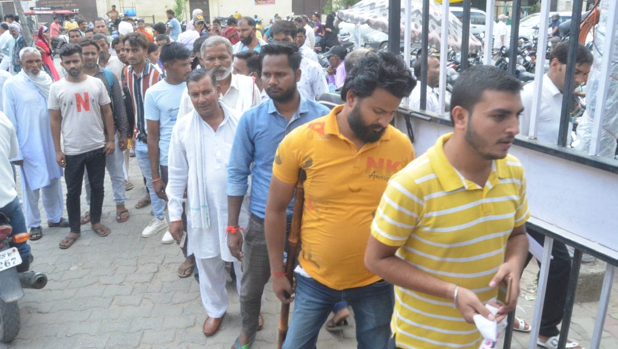 हापुड़। बुधवार को कचहरी में चेकिंग कराने के लिए लगी लोगों की लाइन। संवाद हापुड़। बुधवार को कचहरी में चेकिंग कराने के लिए लगी लोगों की लाइन। संवाद