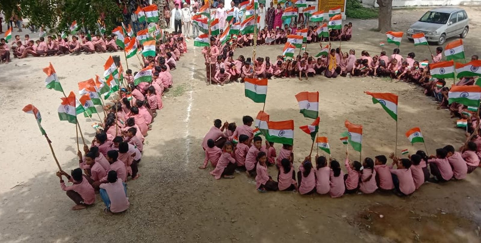 जगत स्थित संविलियन स्कूल में में बच्चों ने बनाई 75 की आकृति। संवाद जगत स्थित संविलियन स्कूल में में बच्चों ने बनाई 75 की आकृति। संवाद
