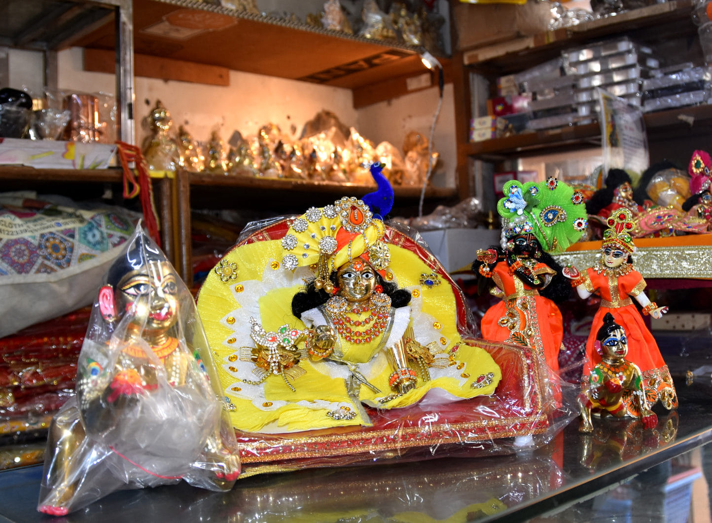 कीकत नगर में जन्माष्टमी के लिये दुकानो पर सजे ठाकुरजी कीकत नगर में जन्माष्टमी के लिये दुकानो पर सजे ठाकुरजी