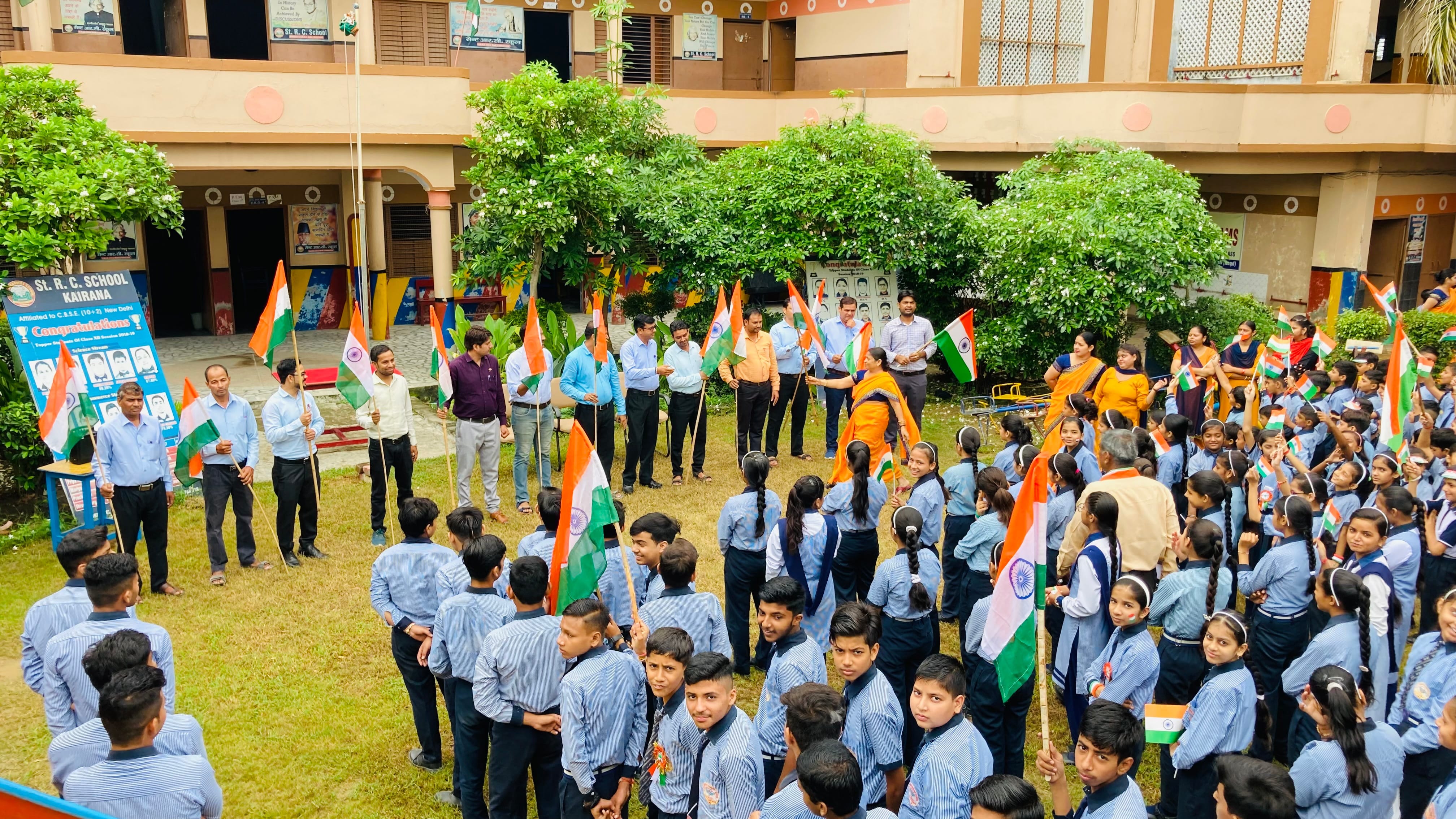 कैराना के सेंट आरसी स्कूल में स्वतंत्रता दिवस पर तिरंगा लहराते छात्र कैराना के सेंट आरसी स्कूल में स्वतंत्रता दिवस पर तिरंगा लहराते छात्र
