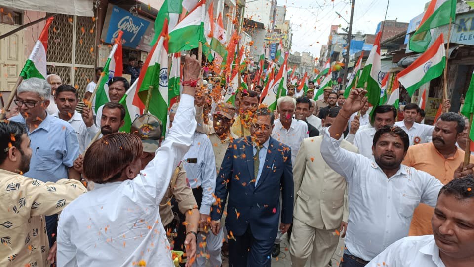 कैराना में तिरंगा यात्रा निकालते जनपद न्यायाधीश ग्रीश कुमार वैश्य व अन्य न्यायिक अधिकारी कैराना में तिरंगा यात्रा निकालते जनपद न्यायाधीश ग्रीश कुमार वैश्य व अन्य न्यायिक अधिकारी