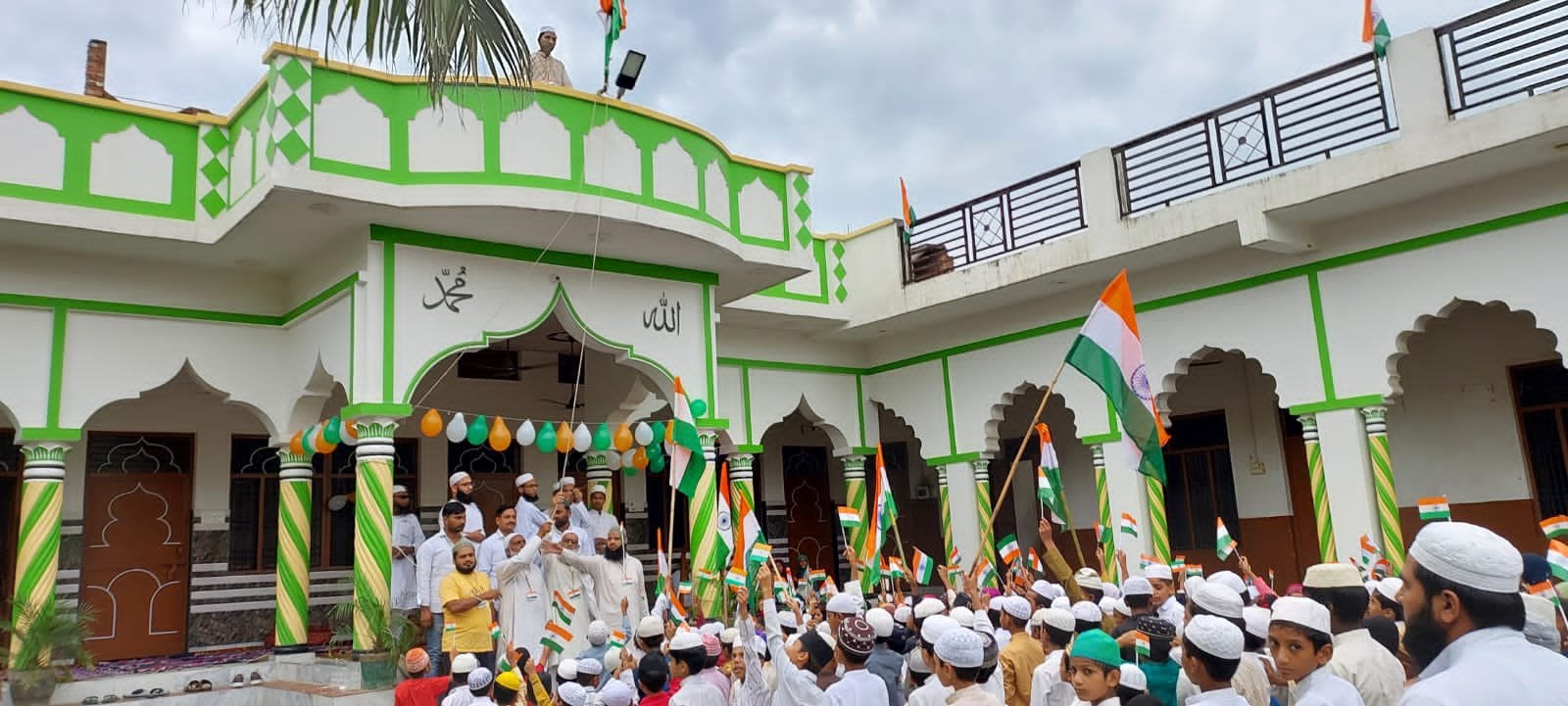 कैराना स्थित मदरसे में तिरंगा फहराते मौलाना। कैराना स्थित मदरसे में तिरंगा फहराते मौलाना।