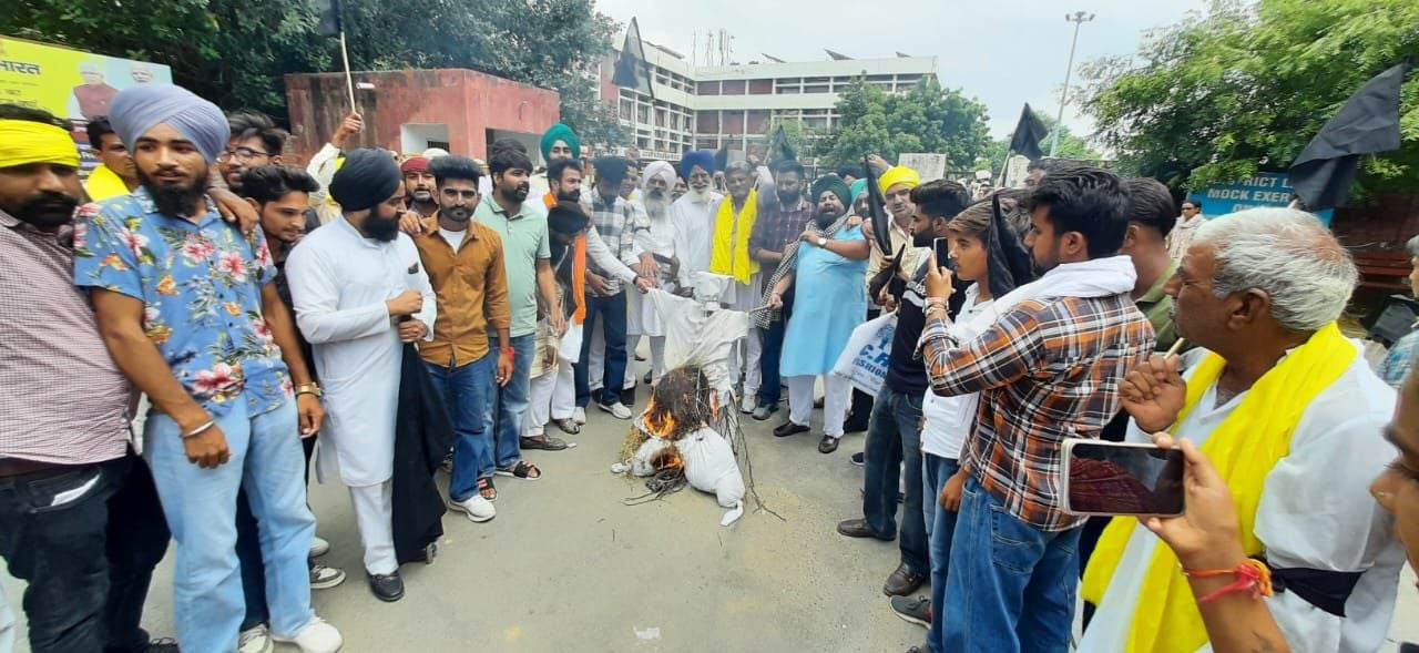 लघु सचिवालय के समक्ष काली पगड़ी बांध कर पुतला व प्रतियां फूंकते किसान । संवाद लघु सचिवालय के समक्ष काली पगड़ी बांध कर पुतला व प्रतियां फूंकते किसान । संवाद