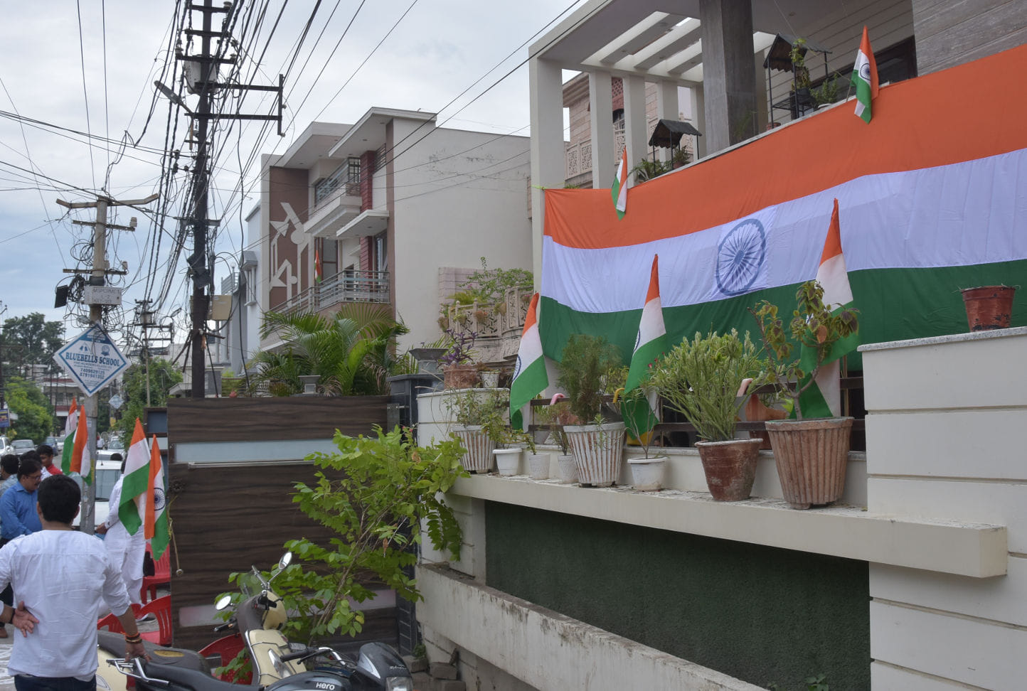 मिशन कंपाउंड में घरो में लगे तिरंगे मिशन कंपाउंड में घरो में लगे तिरंगे