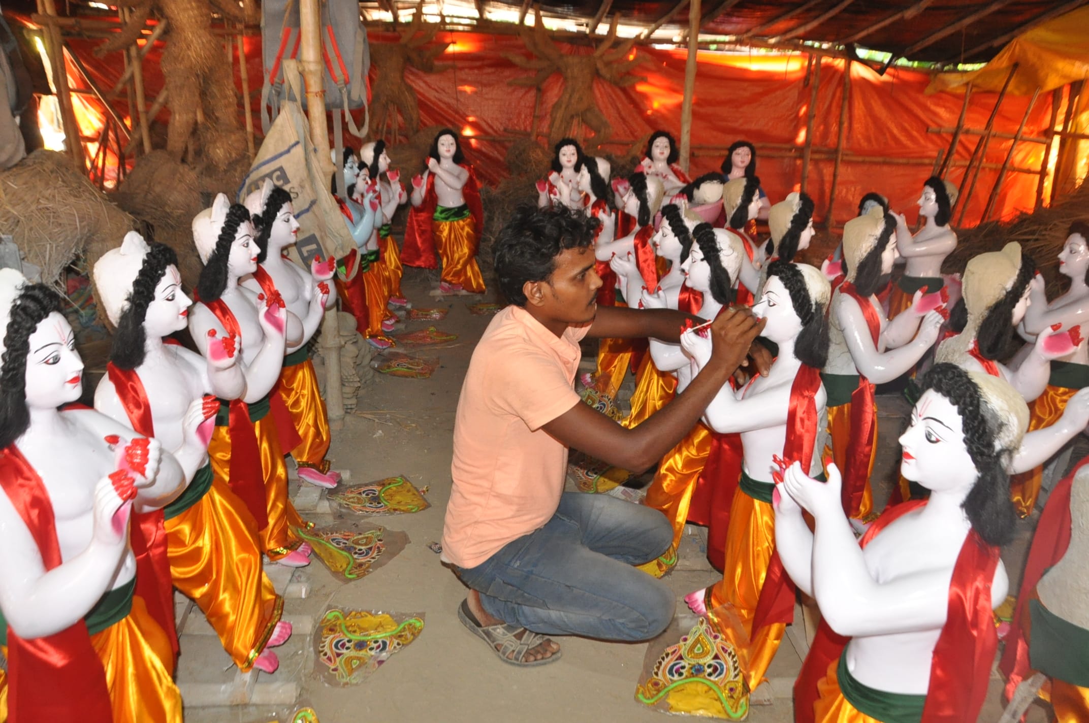 नगर के बाईपास रोड पर श्री कृष्ण जन्माष्टमी पर्व को लेकर मूर्तियों को अंतिम रूप देता मूर्तिकार।स? नगर के बाईपास रोड पर श्री कृष्ण जन्माष्टमी पर्व को लेकर मूर्तियों को अंतिम रूप देता मूर्तिकार।स?