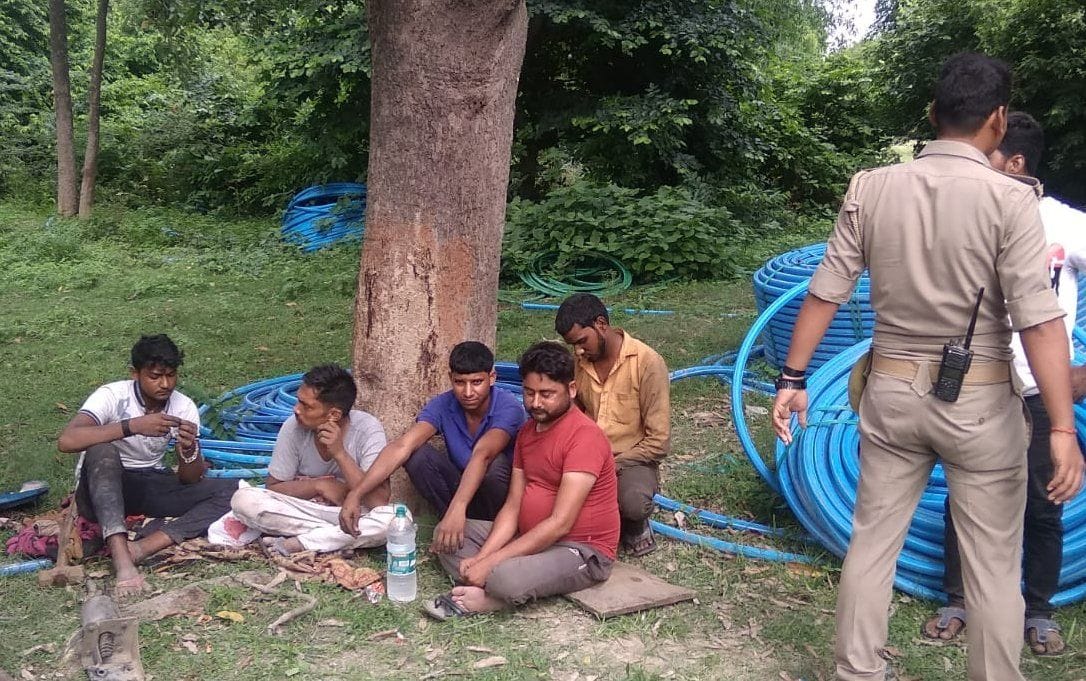 नगर कोतवाली के भुपियामऊ पुलिस चौकी के समीप चोरी कर ट्रक काट रहे मौके से पकड़े गये आरोपी। संवाद नगर कोतवाली के भुपियामऊ पुलिस चौकी के समीप चोरी कर ट्रक काट रहे मौके से पकड़े गये आरोपी। संवाद