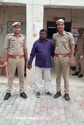 पुलिस गिरफ्त में आरोपी पूर्व प्रधान सतीश राजपूत। संवाद पुलिस गिरफ्त में आरोपी पूर्व प्रधान सतीश राजपूत। संवाद