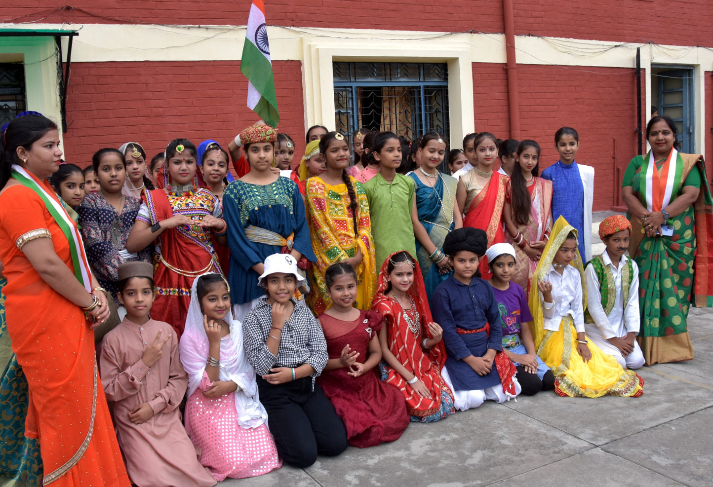 सोफिया गर्ल्स स्कूल में स्वतंत्रता दिवस पर आयोजित कार्यक्रम में विभिन्ना प्रदेशो की पोशाक में क सोफिया गर्ल्स स्कूल में स्वतंत्रता दिवस पर आयोजित कार्यक्रम में विभिन्ना प्रदेशो की पोशाक में क
