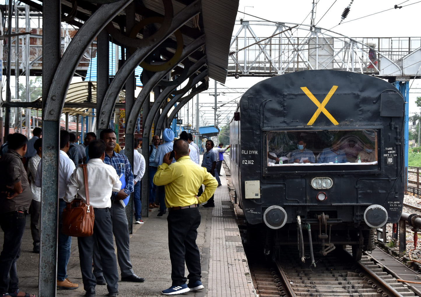 सहारनपुर के रेलवे स्टेशन पर जीएम की बोगी के बाहर खड़े अधिकारी सहारनपुर के रेलवे स्टेशन पर जीएम की बोगी के बाहर खड़े अधिकारी