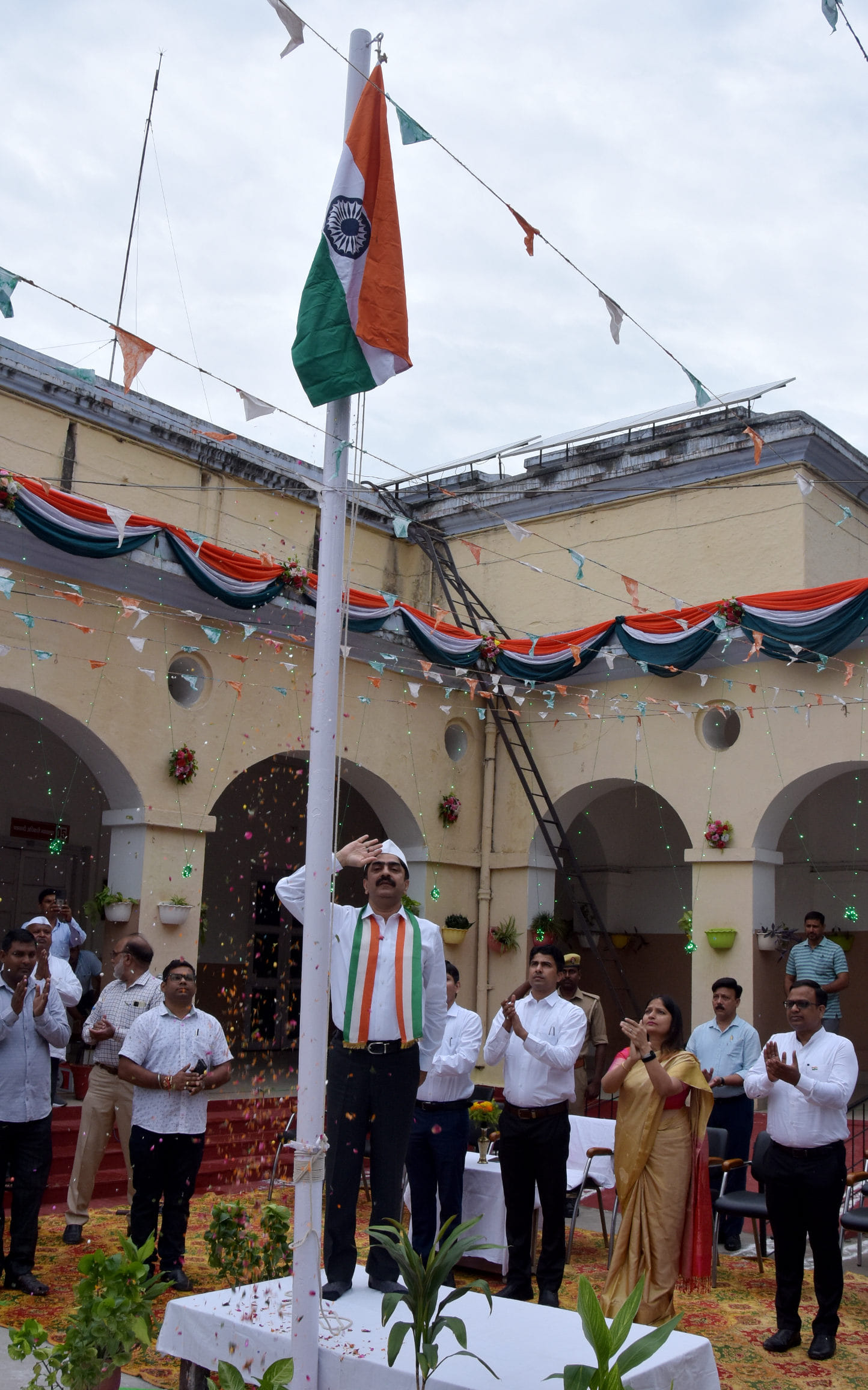 स्वतंत्रता दिवस पर कलेक्ट्रेट में ध्वाजारोहण करते डीएम स्वतंत्रता दिवस पर कलेक्ट्रेट में ध्वाजारोहण करते डीएम