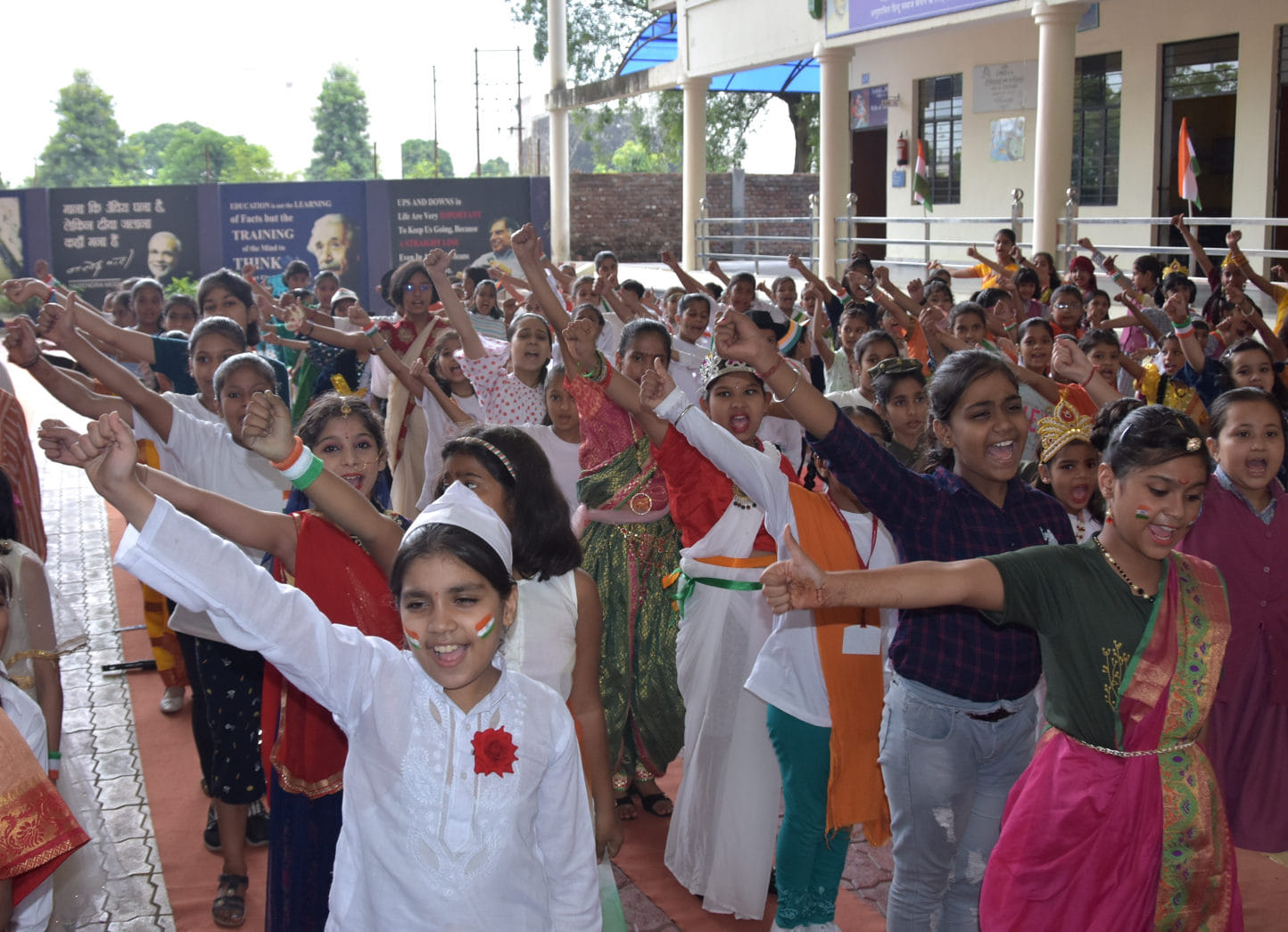 स्वतंत्रता दिवस पर सरस्वती विहार स्कूल आयोजित कार्यक्रम जयघोष करती छात्राएं स्वतंत्रता दिवस पर सरस्वती विहार स्कूल आयोजित कार्यक्रम जयघोष करती छात्राएं