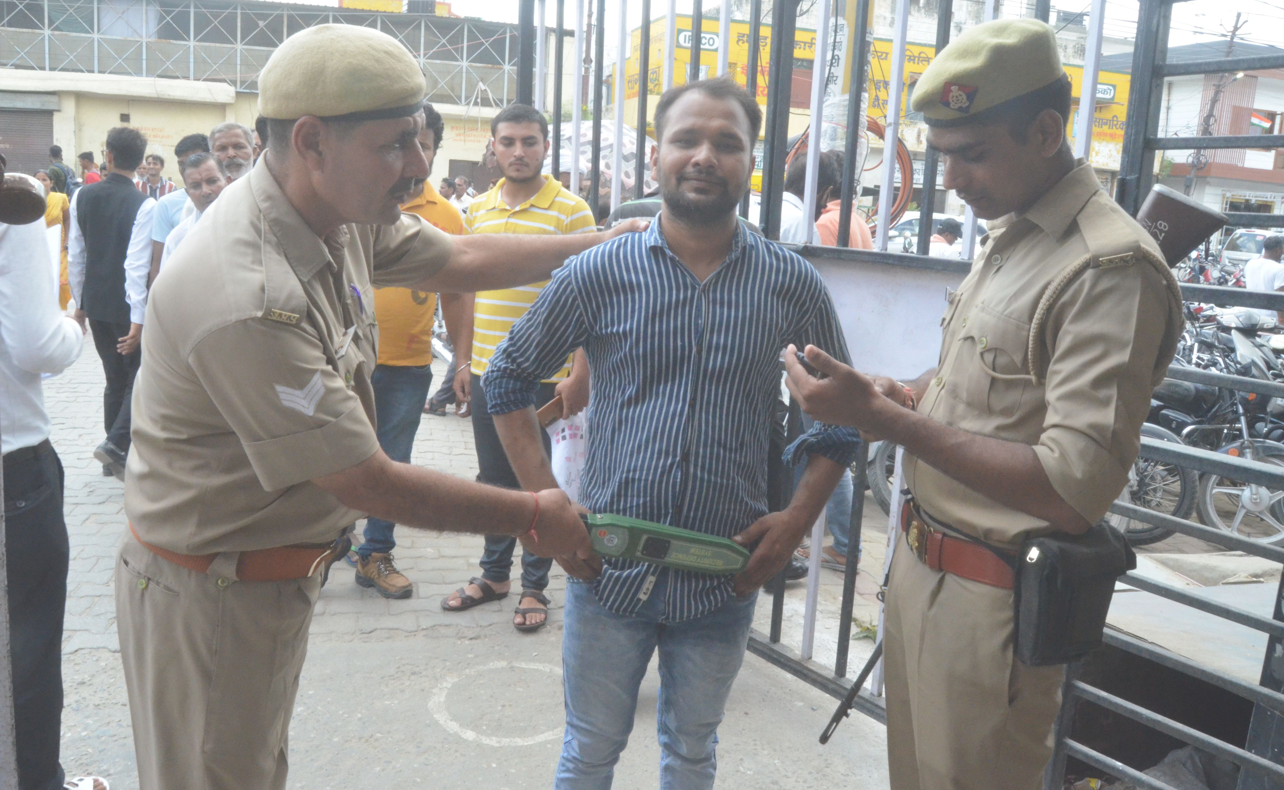 ये कैसी चेकिंग--मंगलवार को पुलिस सुरक्षा में लखन ऊर्फ यशपाल की कचहरी गेट के बाहर सड़क पर दिनदहाड़? ये कैसी चेकिंग--मंगलवार को पुलिस सुरक्षा में लखन ऊर्फ यशपाल की कचहरी गेट के बाहर सड़क पर दिनदहाड़?