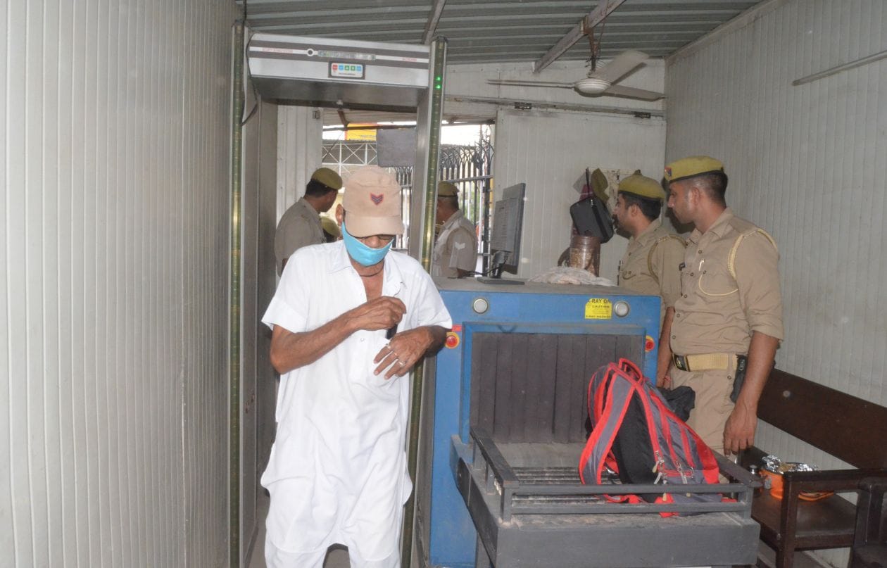 ये कैसी सुरक्षा--कचहरी में खराब पडी सामान चेक करने वाली मशीन व खराब पड़ा मेटल डिटेक्टर ।शोभित त्य? ये कैसी सुरक्षा--कचहरी में खराब पडी सामान चेक करने वाली मशीन व खराब पड़ा मेटल डिटेक्टर ।शोभित त्य?