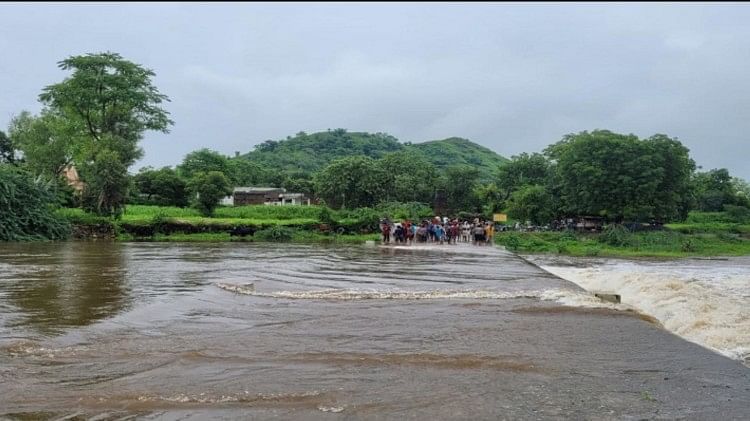 Heavy Rain In Udaipur River Drain Overflow Truck Fell In River - Rajasthan:  उदयपुर में नदी में बहा ट्रक, बारिश के कारण नौ नदियां उफान पर, 80 गांवों का  संपर्क टूटा -
