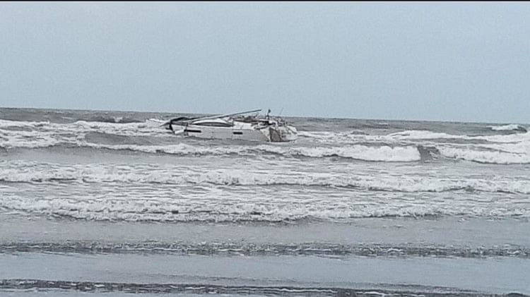 Maharashtra: AK-47 recovered from boat in Raigad, Fadnavis said – Boat of Australian citizen, reached here from hightide Maharashtra: AK-47 recovered from boat in Raigad, Fadnavis mentioned – Boat of Australian citizen, reached right here from hightide