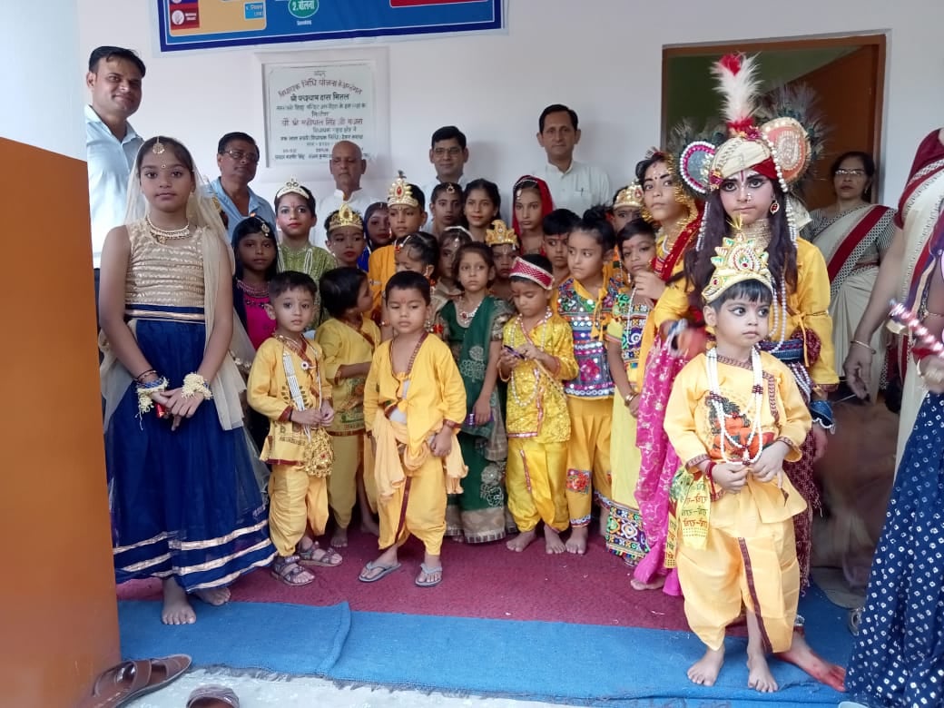 अंबेहटा में राधाकृष्ण रुप सज्जा प्रतियोगिता में प्रतिभाग करते बच्चें अंबेहटा में राधाकृष्ण रुप सज्जा प्रतियोगिता में प्रतिभाग करते बच्चें