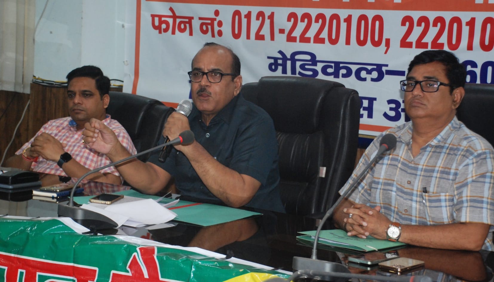 बागपत विकास भवन में किसानों को संबोधित करते प्रभारी सीडीओ विद्यानाथ शुक्ला बागपत विकास भवन में किसानों को संबोधित करते प्रभारी सीडीओ विद्यानाथ शुक्ला