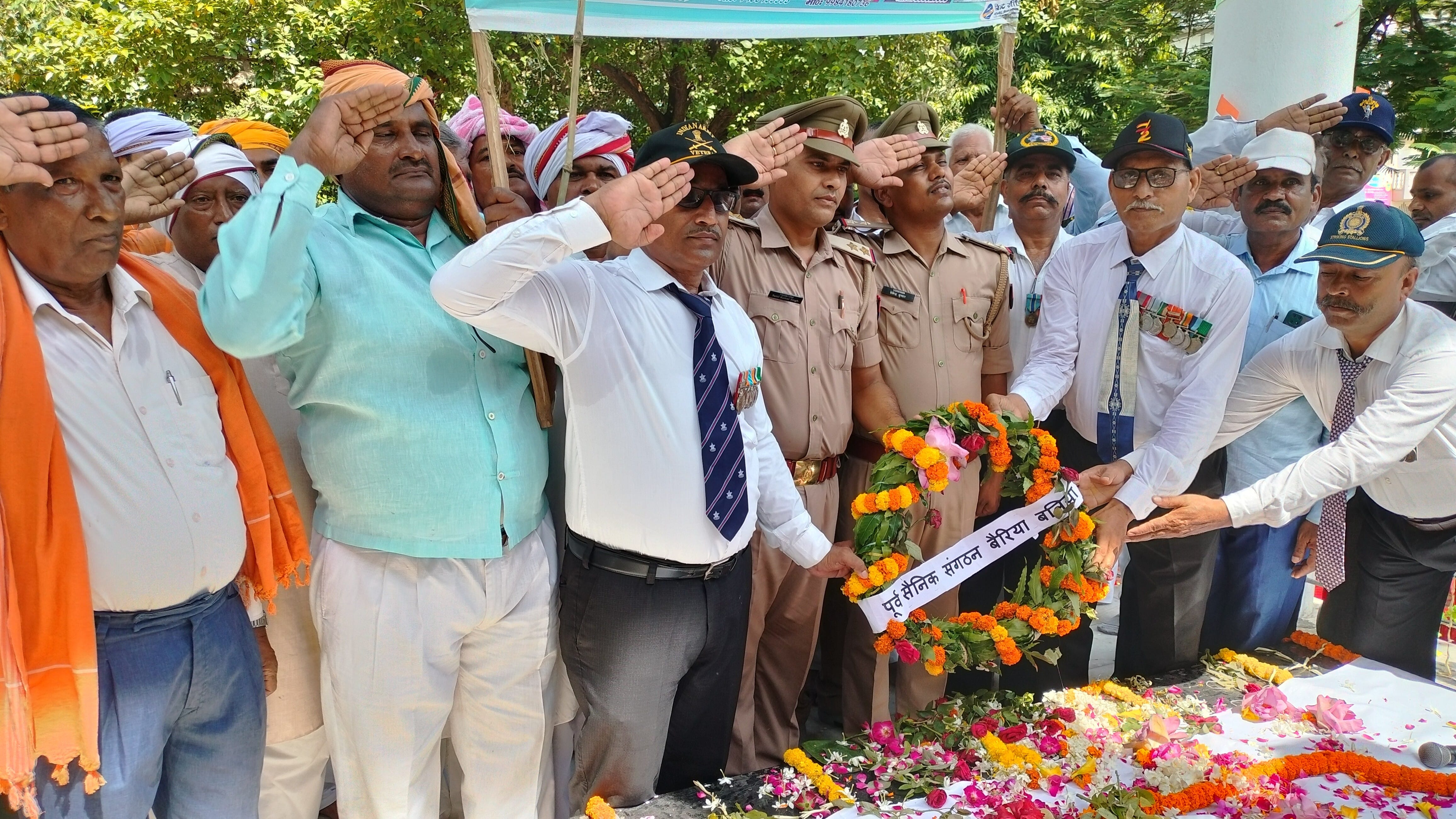 बैरिया स्थित शहीद स्मारक परिसर में शहीदों को सलामी देते पूर्व सैनिक संगठन के सदस्य और पुलिसकर्म?