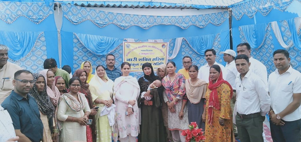 बंतीखेड़ा गांव में समूह की महिलाओं के साथ राज्यमंत्री विजय लक्ष्मी गौतम व डीएम जसजीत कौर। बंतीखेड़ा गांव में समूह की महिलाओं के साथ राज्यमंत्री विजय लक्ष्मी गौतम व डीएम जसजीत कौर।