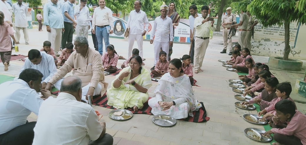 बंतीखेड़ा के आदर्श प्राइमरी स्कूल में बच्चों के साथ मिड-डे मील का स्वाद चखती राज्यमंत्री विजय लक? बंतीखेड़ा के आदर्श प्राइमरी स्कूल में बच्चों के साथ मिड-डे मील का स्वाद चखती राज्यमंत्री विजय लक?