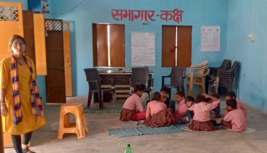 फोटो:15: तालग्राम के प्राथमिक स्कूल सरायदौलत के बच्चे भी पंचायत सचिवालय में पढ़ते हैं।संवाद