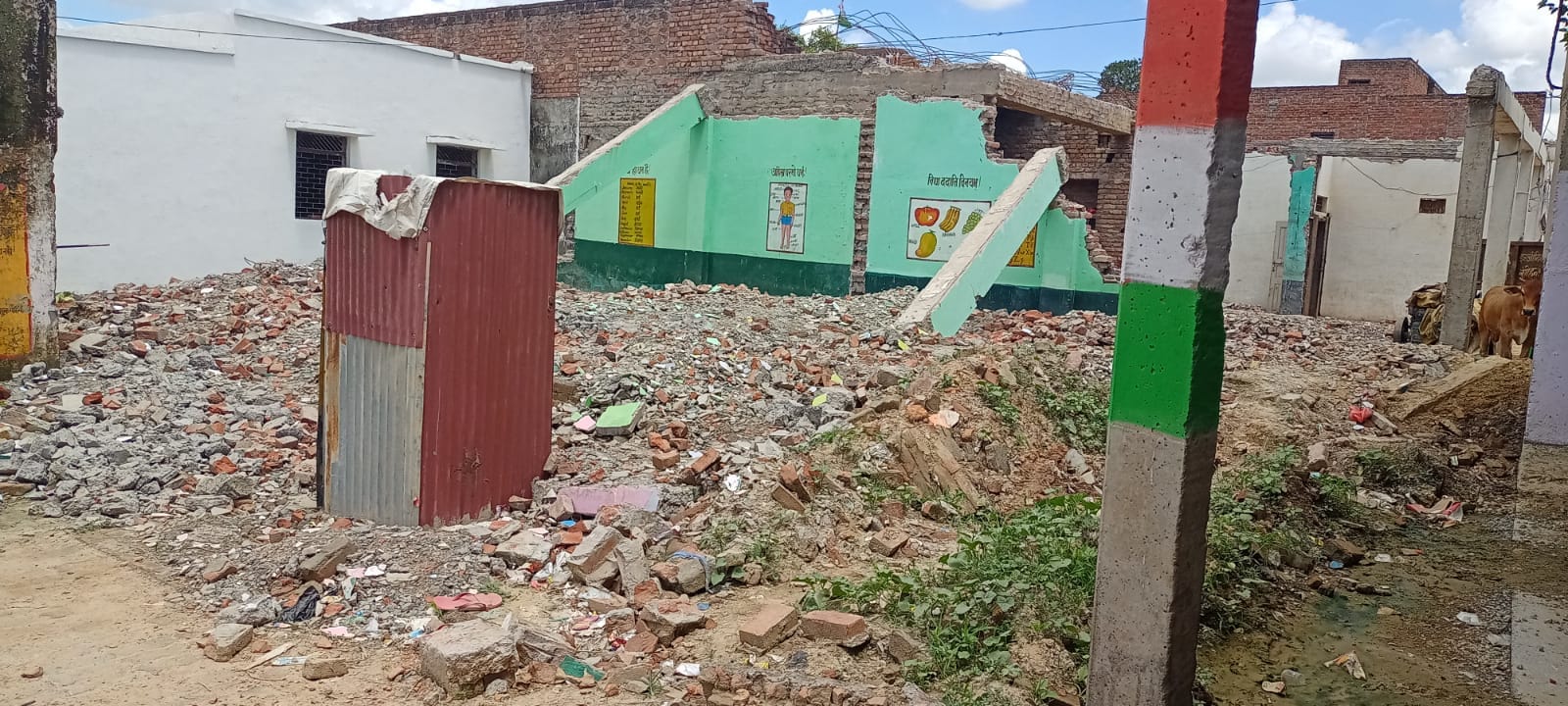 फोटो:16: प्राथमिक स्कूल सरायदौलत के कक्ष जीटी रोड चौड़ीकरण की वजह से गिरा गए हैं। संवाद