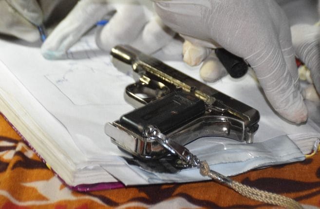घटना स्थल से बरामद की गई पिस्टल। संवाद