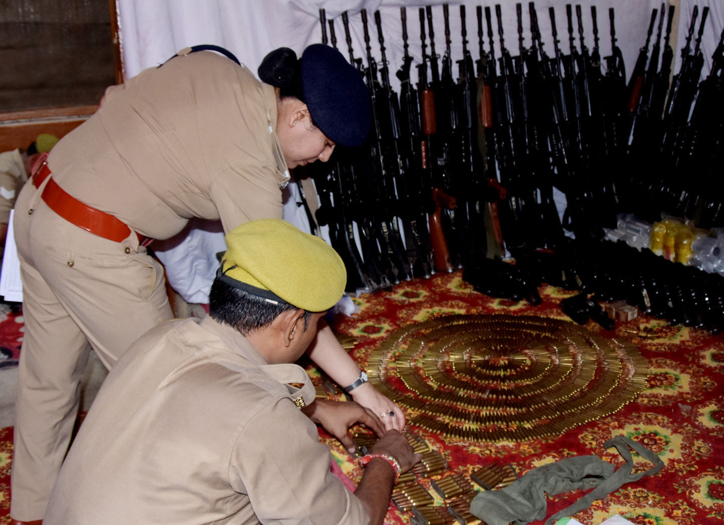 जीआरपी थाने में असलाहों को चेक करती एसपी जीआरपी अपर्णा गुप्ता। जीआरपी थाने में असलाहों को चेक करती एसपी जीआरपी अपर्णा गुप्ता।