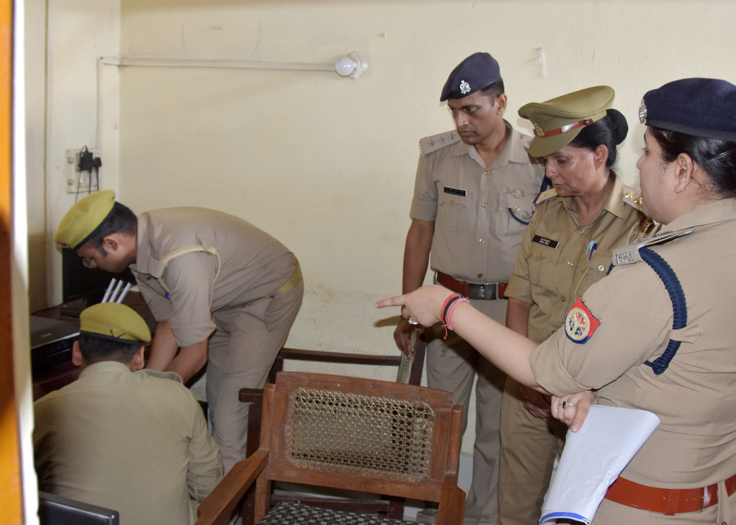 जीआरपी थाने में सीसीटीवी कक्ष में कैमरे न चलने पर नाराजगी जताती एसपी जीआरपी अपर्णा गुप्ता। जीआरपी थाने में सीसीटीवी कक्ष में कैमरे न चलने पर नाराजगी जताती एसपी जीआरपी अपर्णा गुप्ता।