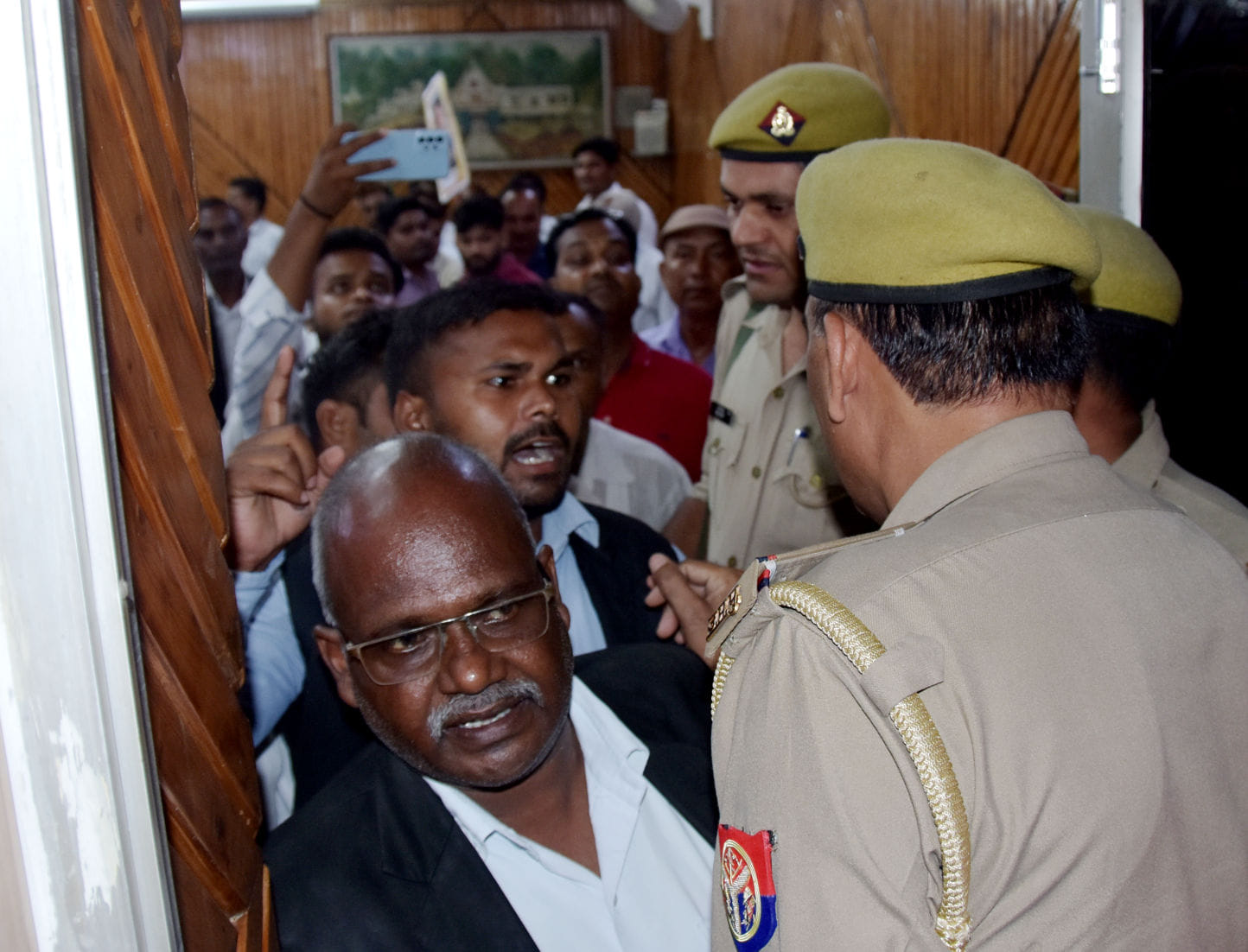 जालोन में दलित छात्र की मौत के बाद सहारनपुर के डीएम कार्यालय हंगामा के दौरान डीएम कक्ष में जाते द? जालोन में दलित छात्र की मौत के बाद सहारनपुर के डीएम कार्यालय हंगामा के दौरान डीएम कक्ष में जाते द?