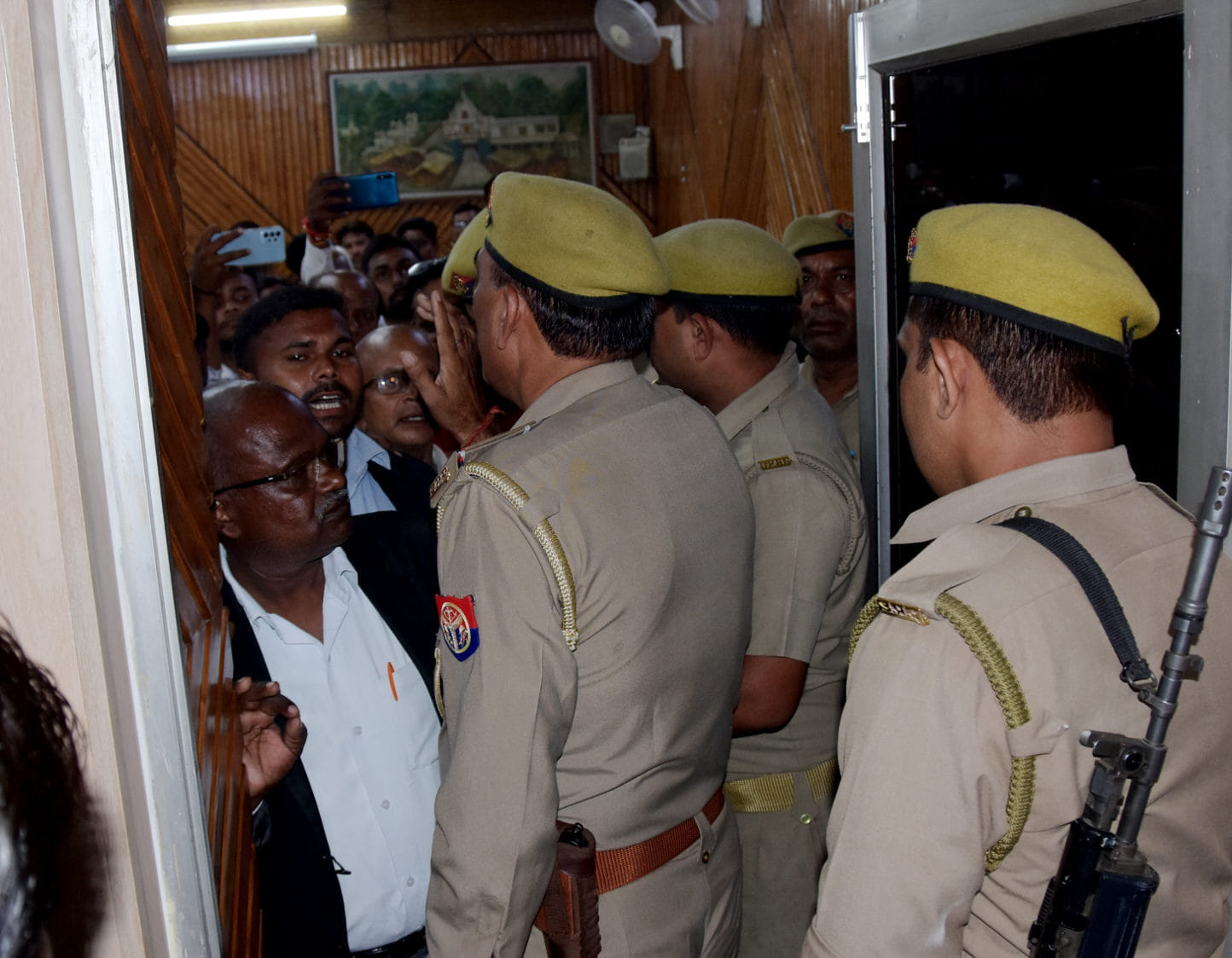 जालोन में दलित छात्र की मौत के बाद सहारनपुर के डीएम कार्यालय हंगामा के दौरान डीएम कक्ष में जाते द? जालोन में दलित छात्र की मौत के बाद सहारनपुर के डीएम कार्यालय हंगामा के दौरान डीएम कक्ष में जाते द?