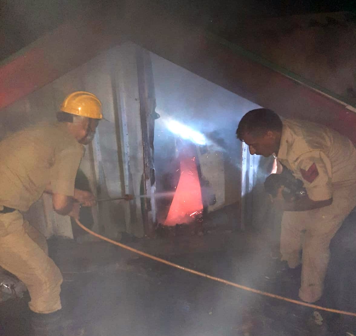 कुल्लू के गड़सा घाटी में मकान में लगी आग से जलकर राख हुआ सामान और आग पर काबू पाते फायर कर्मी।-संवाद