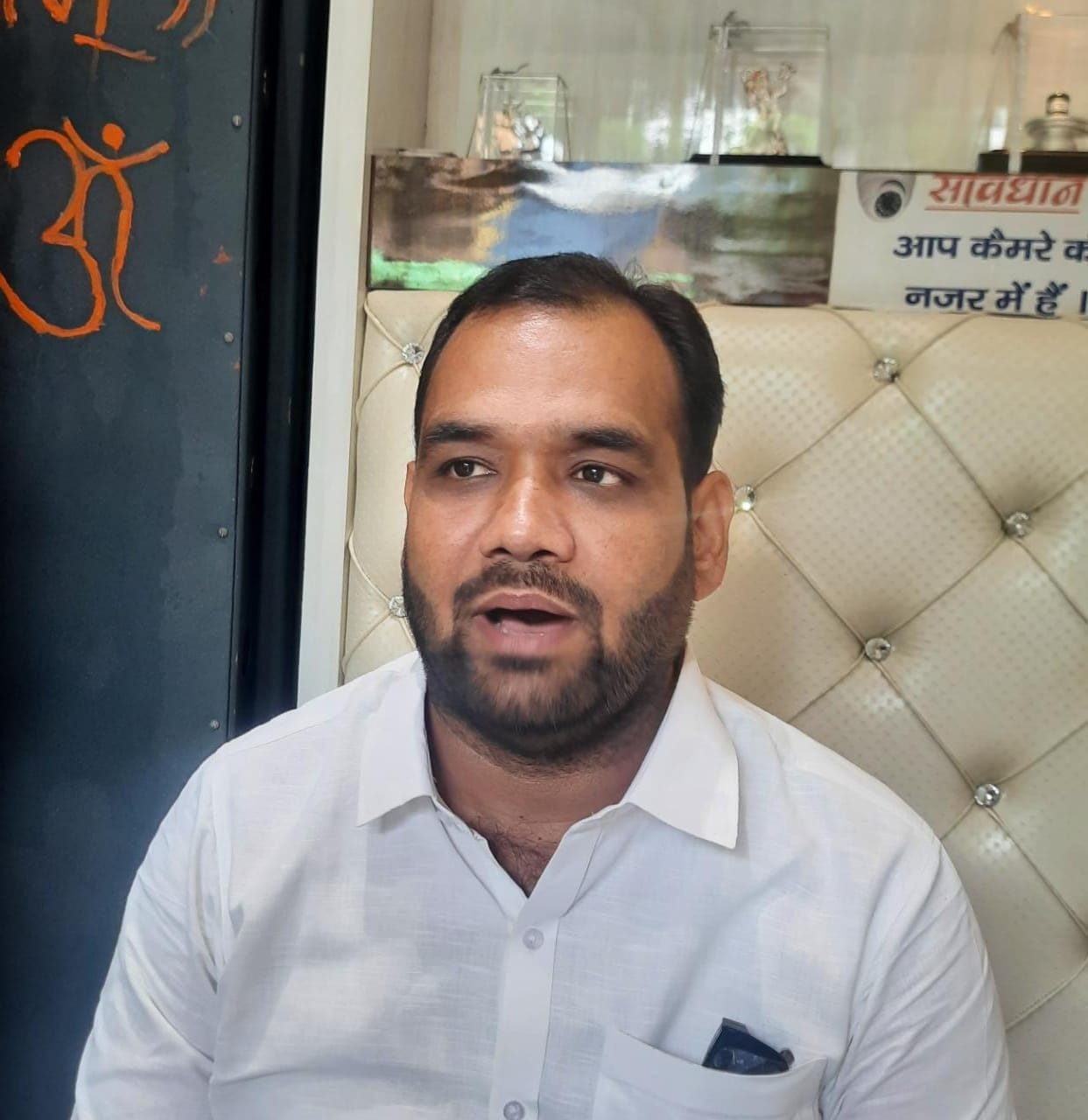 मामले की जानकारी देते व्यापारी अमित सोनी। संवाद मामले की जानकारी देते व्यापारी अमित सोनी। संवाद