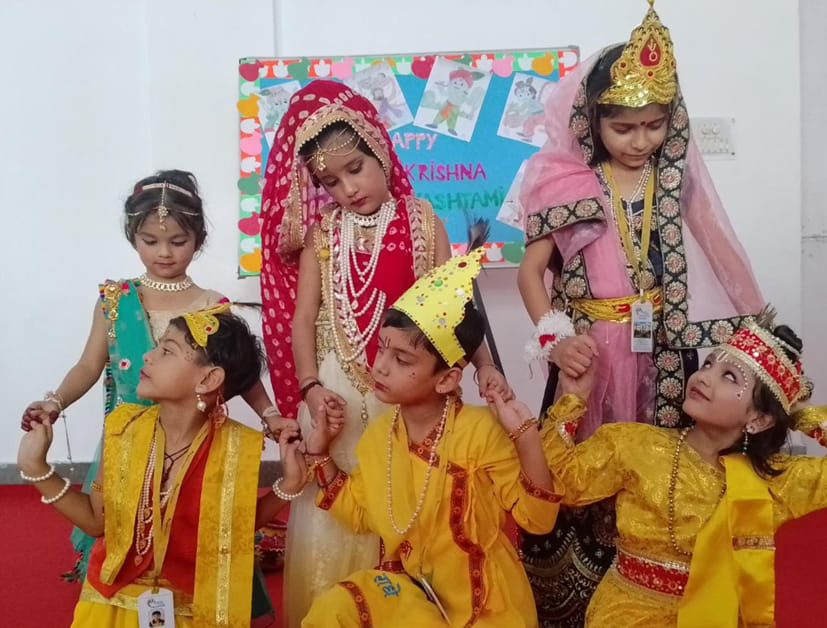 मेपल्स एकेडमी में श्रीकृष्ण जन्माष्टमी के कार्यक्रम में राधा कृष्ण की वेशभूषा में प्रस्तुति दे?