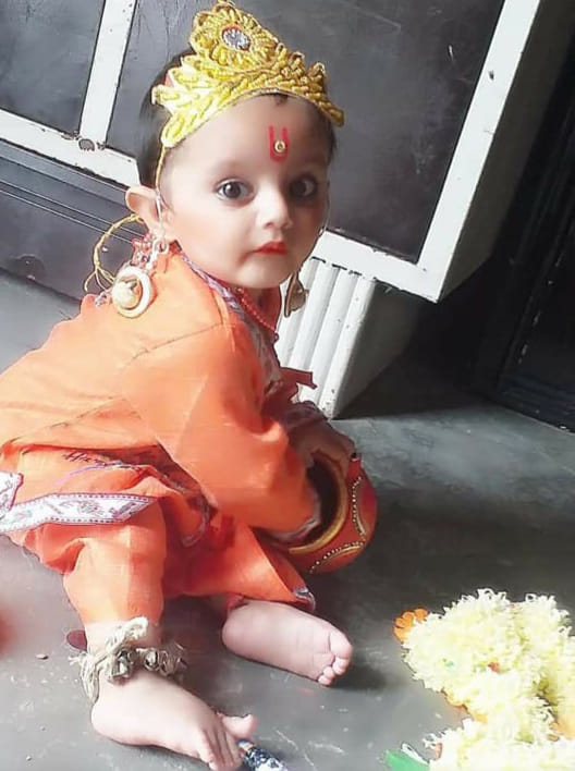 मटकी से माखन चोरी करता कान्हा