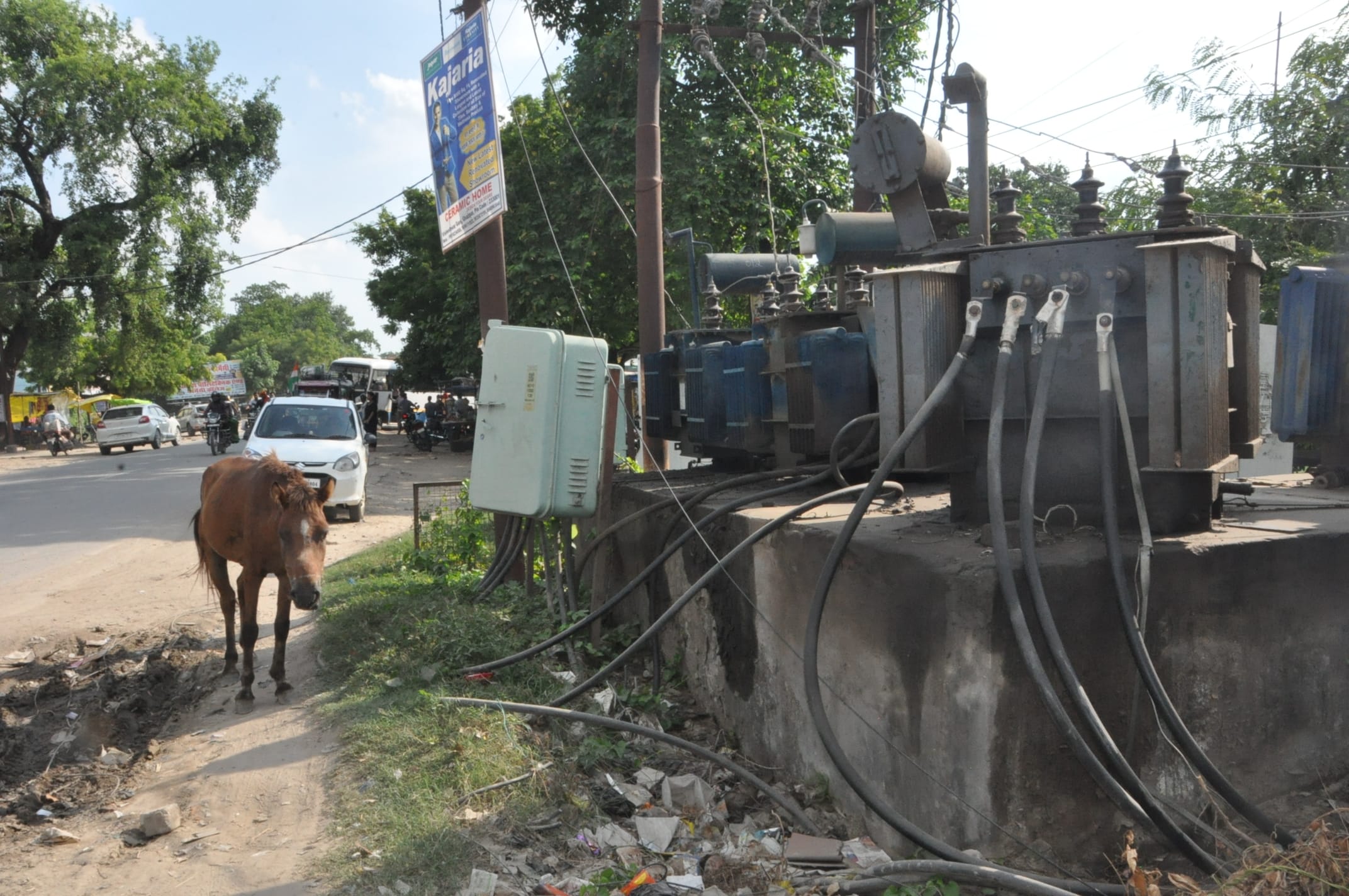 नगर के ब्रह्मस्थान पर दुर्घटना को दावत देता खुले में रखा ट्रांसफार्मर।संवाद नगर के ब्रह्मस्थान पर दुर्घटना को दावत देता खुले में रखा ट्रांसफार्मर।संवाद