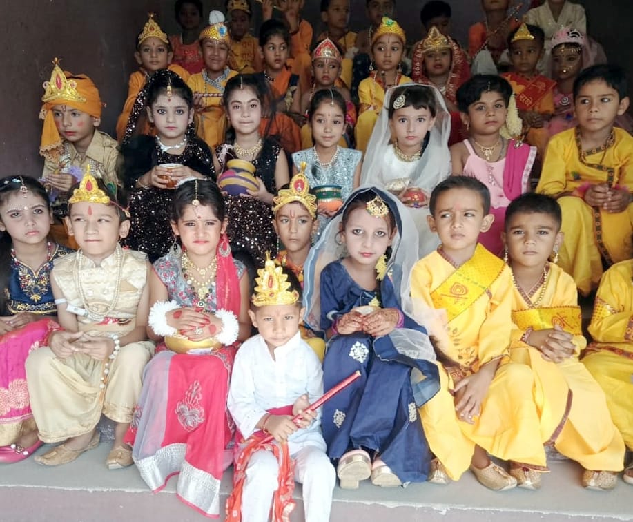 पैजनिया में रघुकुल ग्लोबल एकेडमी में जन्माष्टमी पर्व पर राधा कृष्णा बने बच्चे। पैजनिया में रघुकुल ग्लोबल एकेडमी में जन्माष्टमी पर्व पर राधा कृष्णा बने बच्चे।