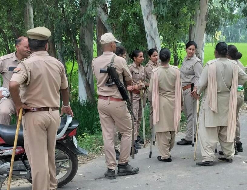 रामपुर मनिहारान के गांव छिदबना में पुलिस मौके पर मौजूद रामपुर मनिहारान के गांव छिदबना में पुलिस मौके पर मौजूद