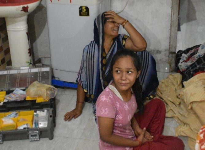रोती बिलखती बेटी तृप्ति और बहन। संवाद