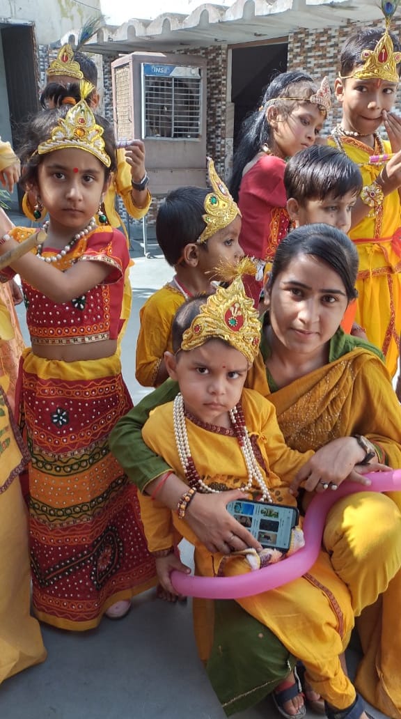 राधा कृष्ण बने बच्चे राधा कृष्ण बने बच्चे