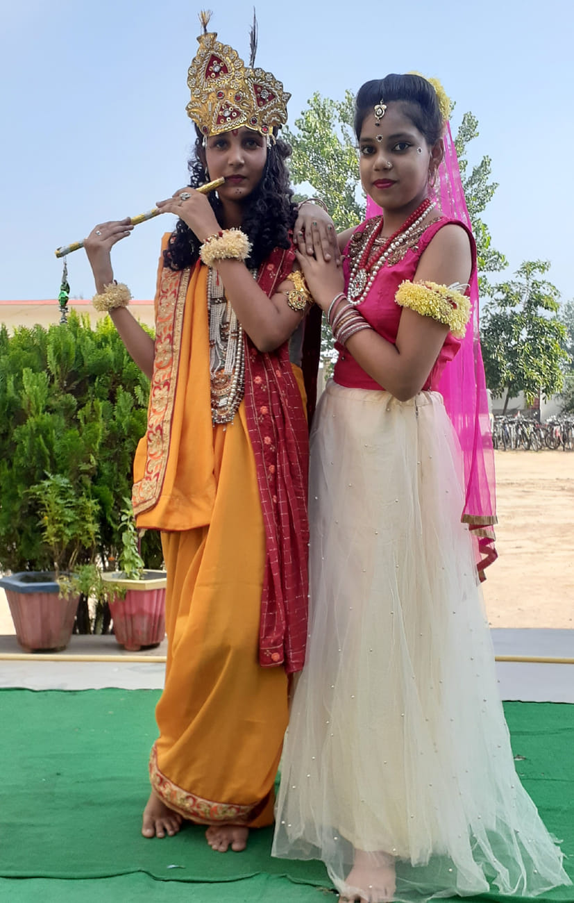 राधा कृष्ण की प्रस्तुति देते बच्चे