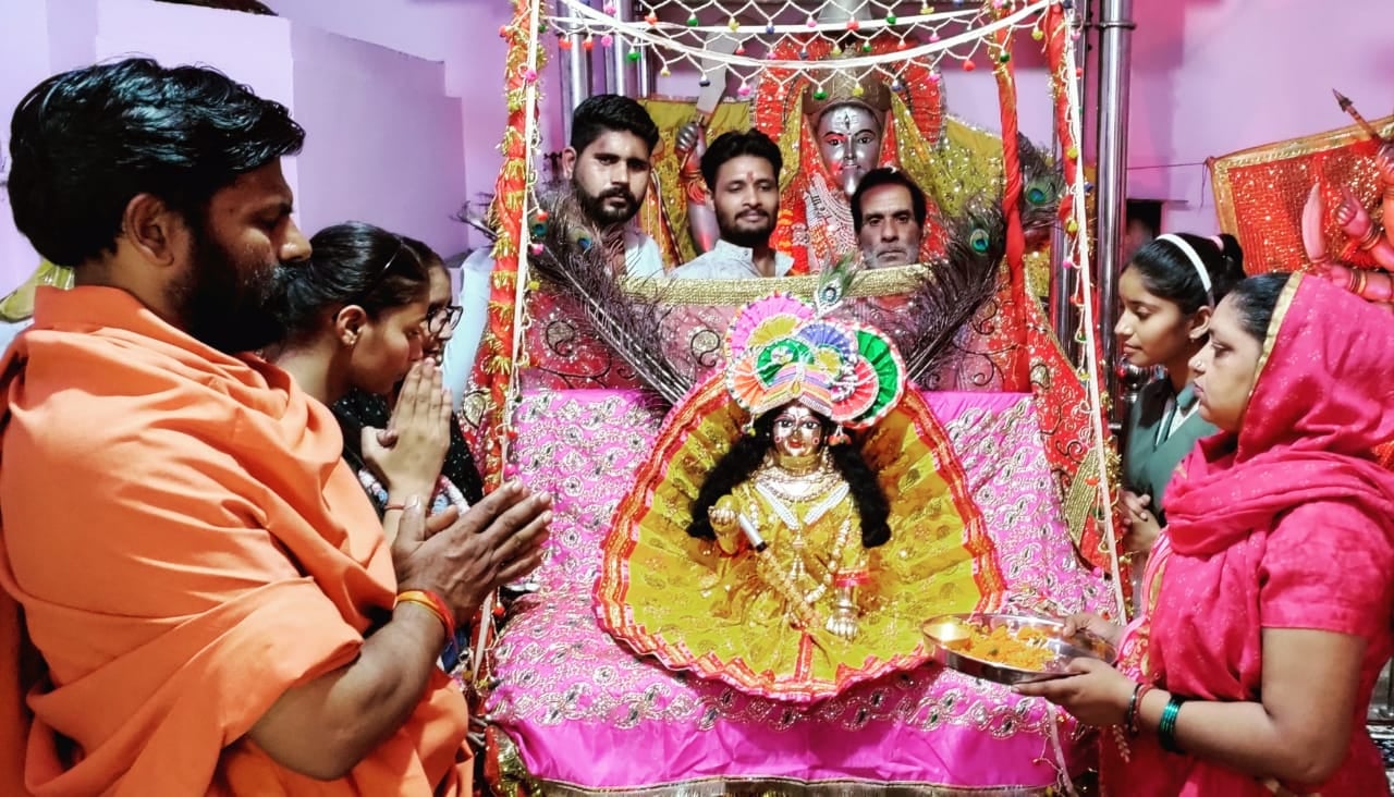 राधा विहार सिद्घ महाकाली वैष्णवी मन्दिर में जन्माष्टमी पर ठाकुरजी का पूजन करते महाराज कालेंद्र? राधा विहार सिद्घ महाकाली वैष्णवी मन्दिर में जन्माष्टमी पर ठाकुरजी का पूजन करते महाराज कालेंद्र?