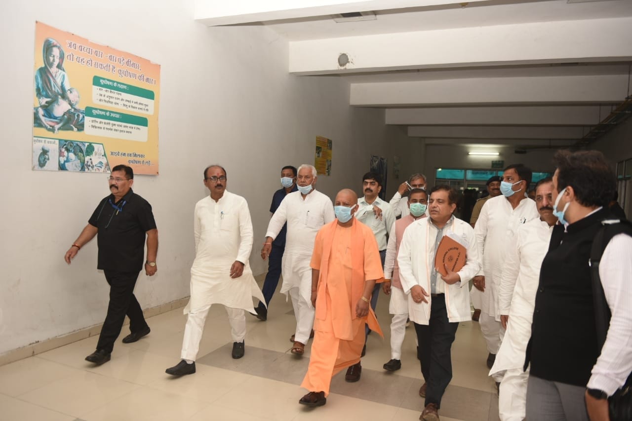 सरसावा के राजकीय मेडिकल कॉलेज का निरीक्षण करते मुख्यमंत्री योगी आदित्यनाथ