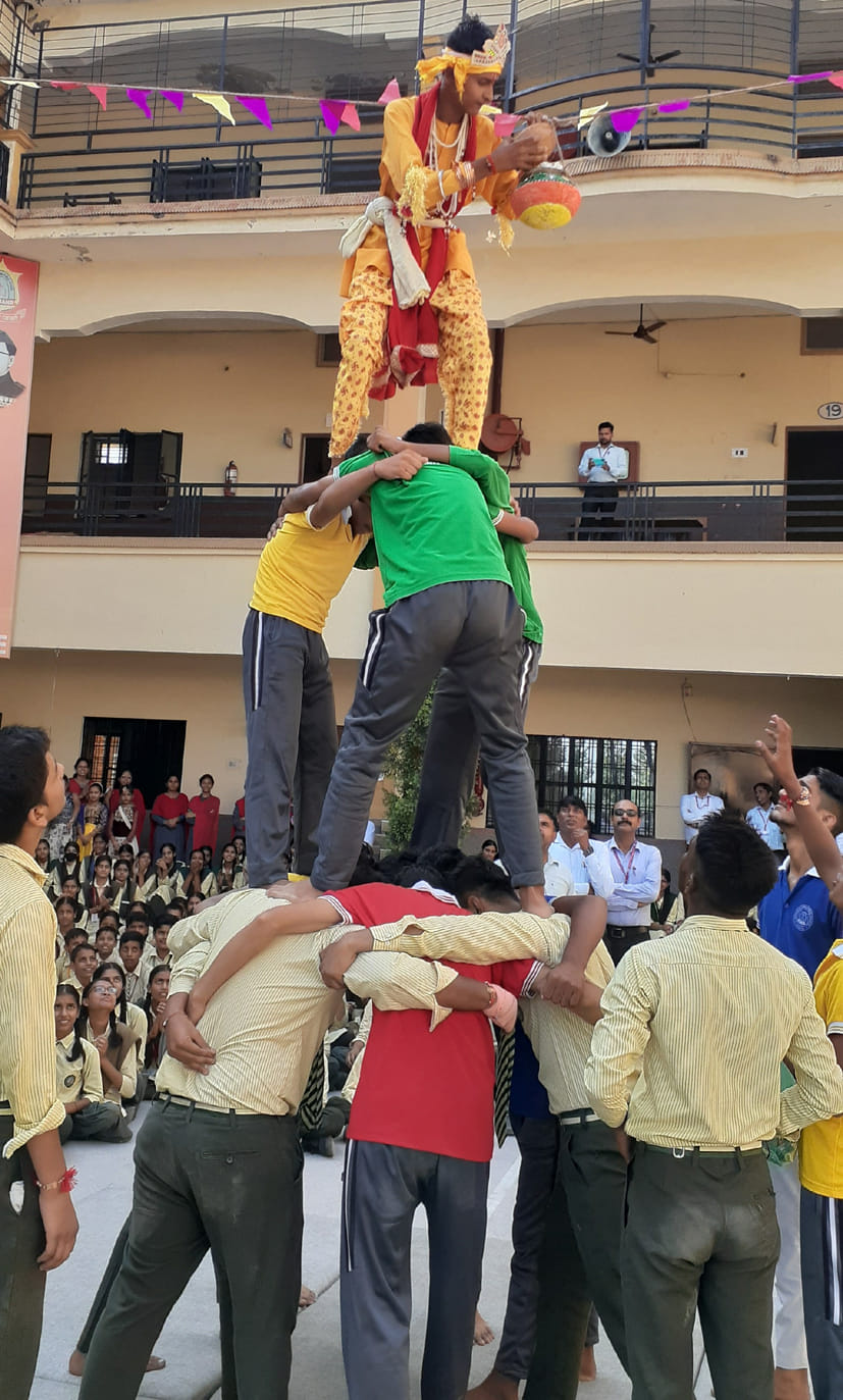 सर्वोदय ज्ञान पब्लिक स्कूल में मटकी फोड प्रतियोगिता में भाग लेते बच्चे
